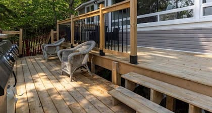 Lakefront Charm - 3 Bedroom Cottage with panoramic Bay Window Views.