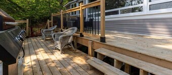 Lakefront Charm - 3 Bedroom Cottage with panoramic Bay Window Views.