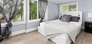 3 bedrooms - Lakefront Charm - 3 Bedroom Cottage with panoramic Bay Window Views. (Burk's Falls)