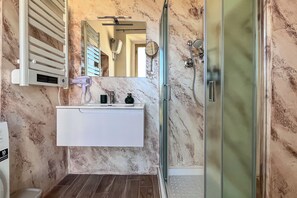 อพาร์ทเมนท์, ห้องครัวขนาดเล็ก | ห้องน้ำ | เสื้อคลุมอาบน้ำ