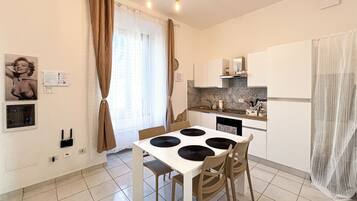 Appartement, kitchenette | Privékeuken | Een espressoapparaat, een koffiezetapparaat/waterkoker