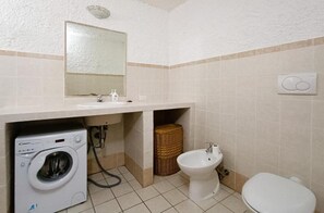 Douche, sèche-cheveux, bidet, serviettes fournies