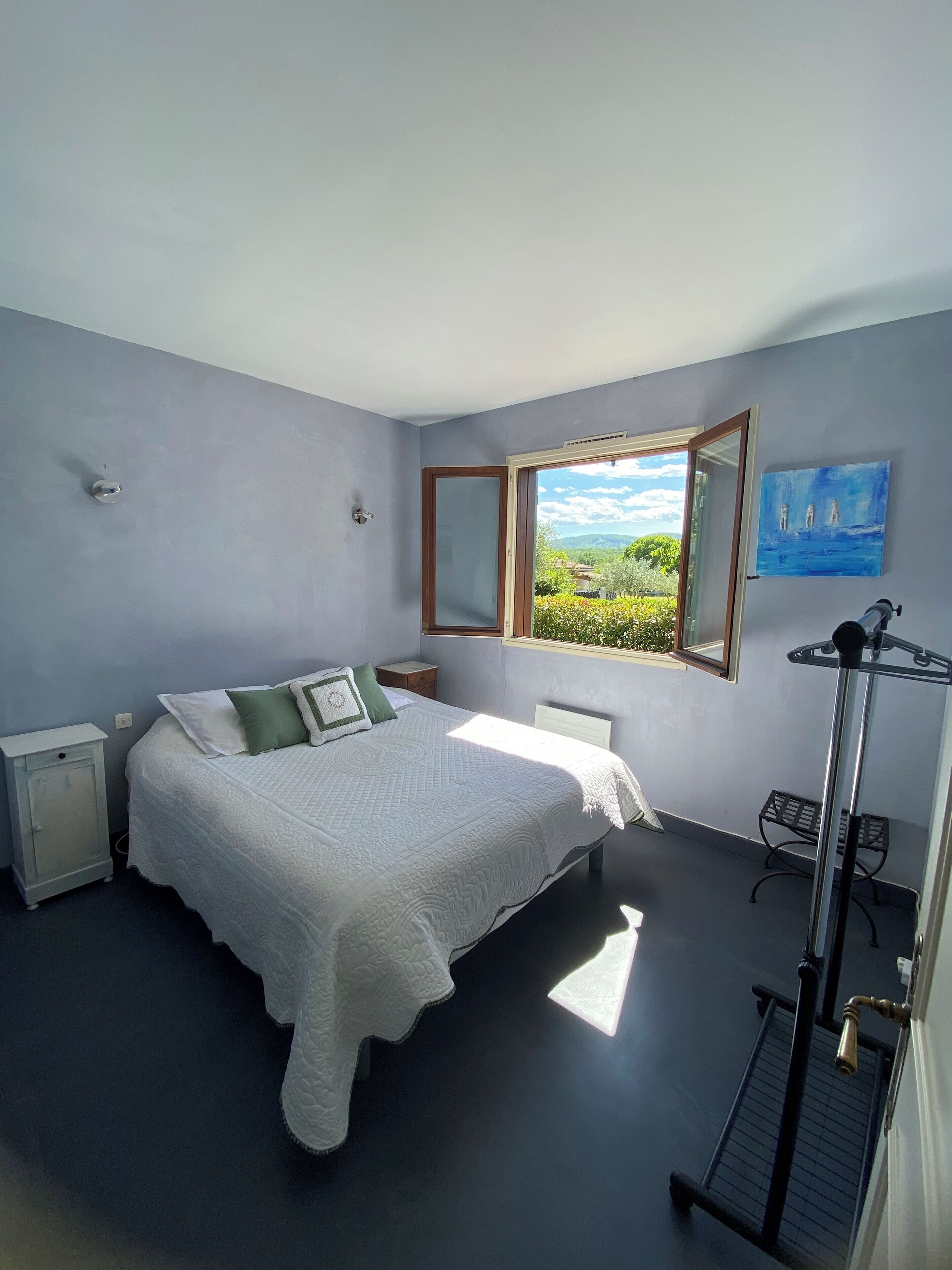 3 bedrooms, desk, travel cot, bed sheets