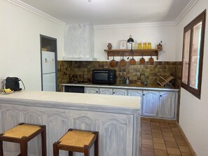 Fridge, oven, stovetop, coffee/tea maker