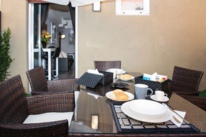 Outdoor dining - Brunelleschi Luxury Holidays (Rome)
