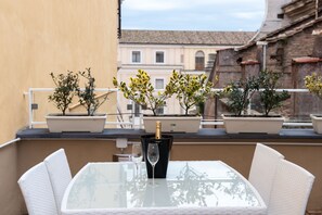 Outdoor dining - Brunelleschi Luxury Holidays (Rome)