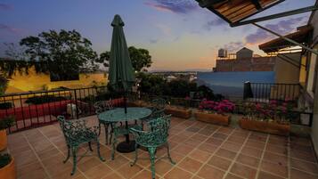 Departamento familiar, lanai, vista al jardín | Terraza o patio