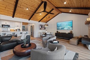 Smart TV, fireplace, books, stereo - Modern, Lake View, Direct Access, Buoy Avail, EV Charger (Kings Beach)
