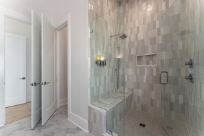 Dusche, Haartrockner, Handtücher, Seife