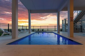 Una piscina al aire libre, una piscina climatizada