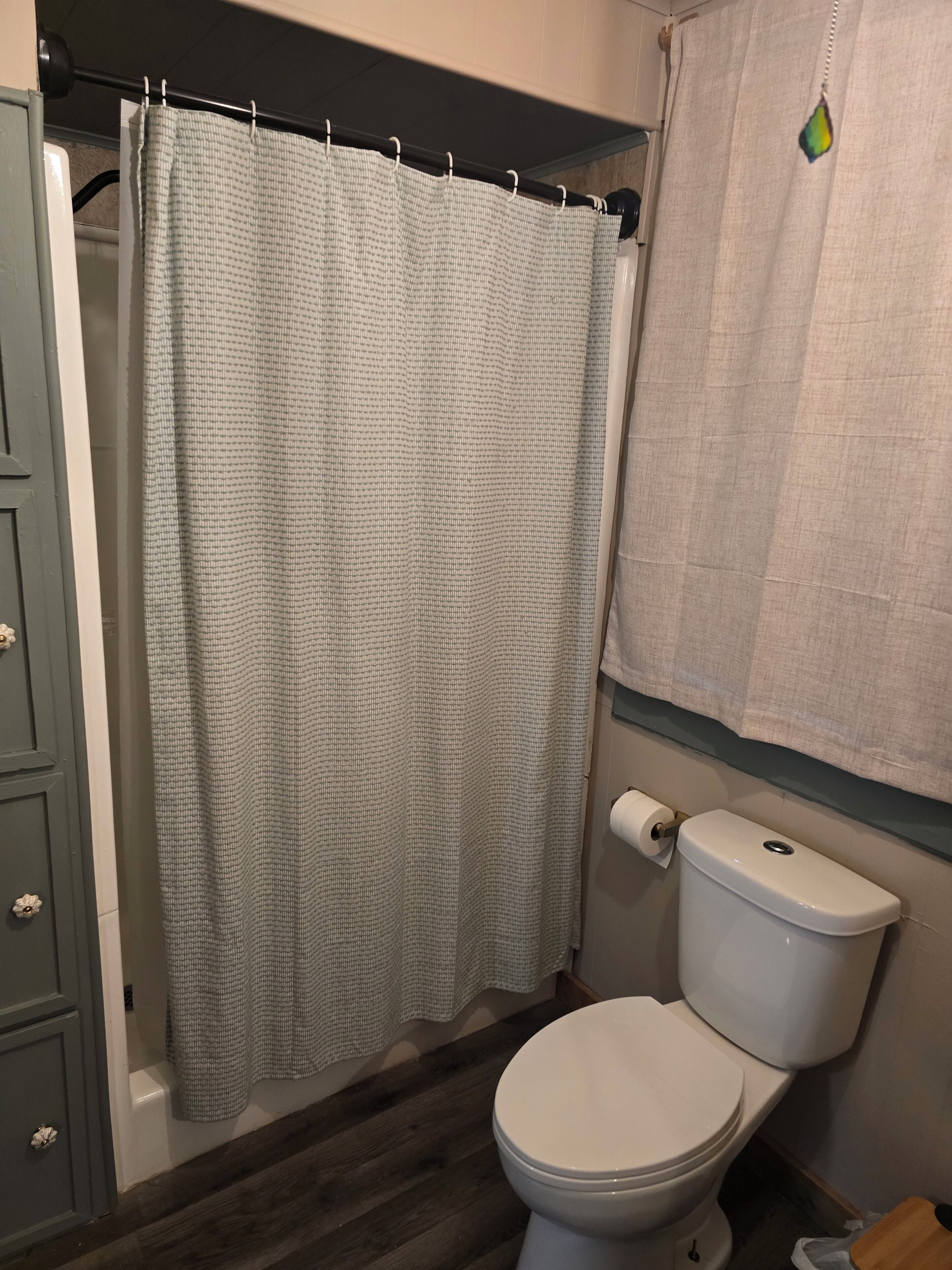 Regadera, secadora de cabello, toallas, jabón 