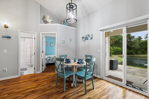 Dining - Charming 3-bedroom house with WiFi, AC in enjoyable Wilmington (Wilmington)