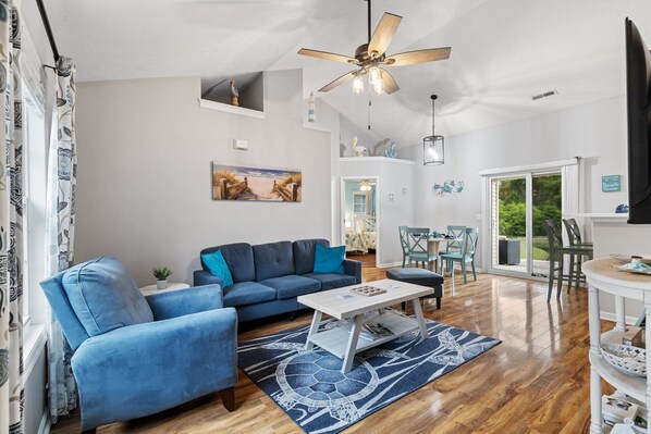 Living area - Charming 3-bedroom house with WiFi, AC in enjoyable Wilmington (Wilmington)