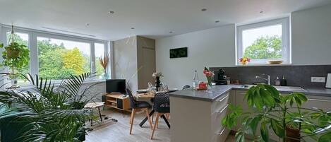 Een koelkast, een microgolfoven, een oven, een kookplaat