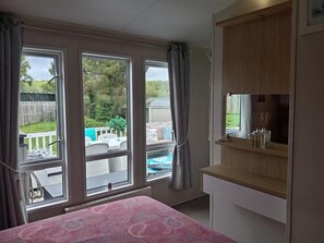 2 bedrooms, iron/ironing board, free WiFi, bed sheets - Poppy's Retreat - Lodge in the Valley of Porth (Newquay)