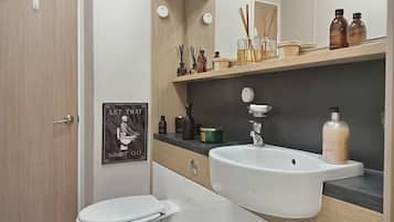 Cabin | Bathroom | Shower, hair dryer, towels