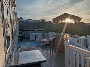 Outdoor dining - Poppy's Retreat - Lodge in the Valley of Porth (Newquay)