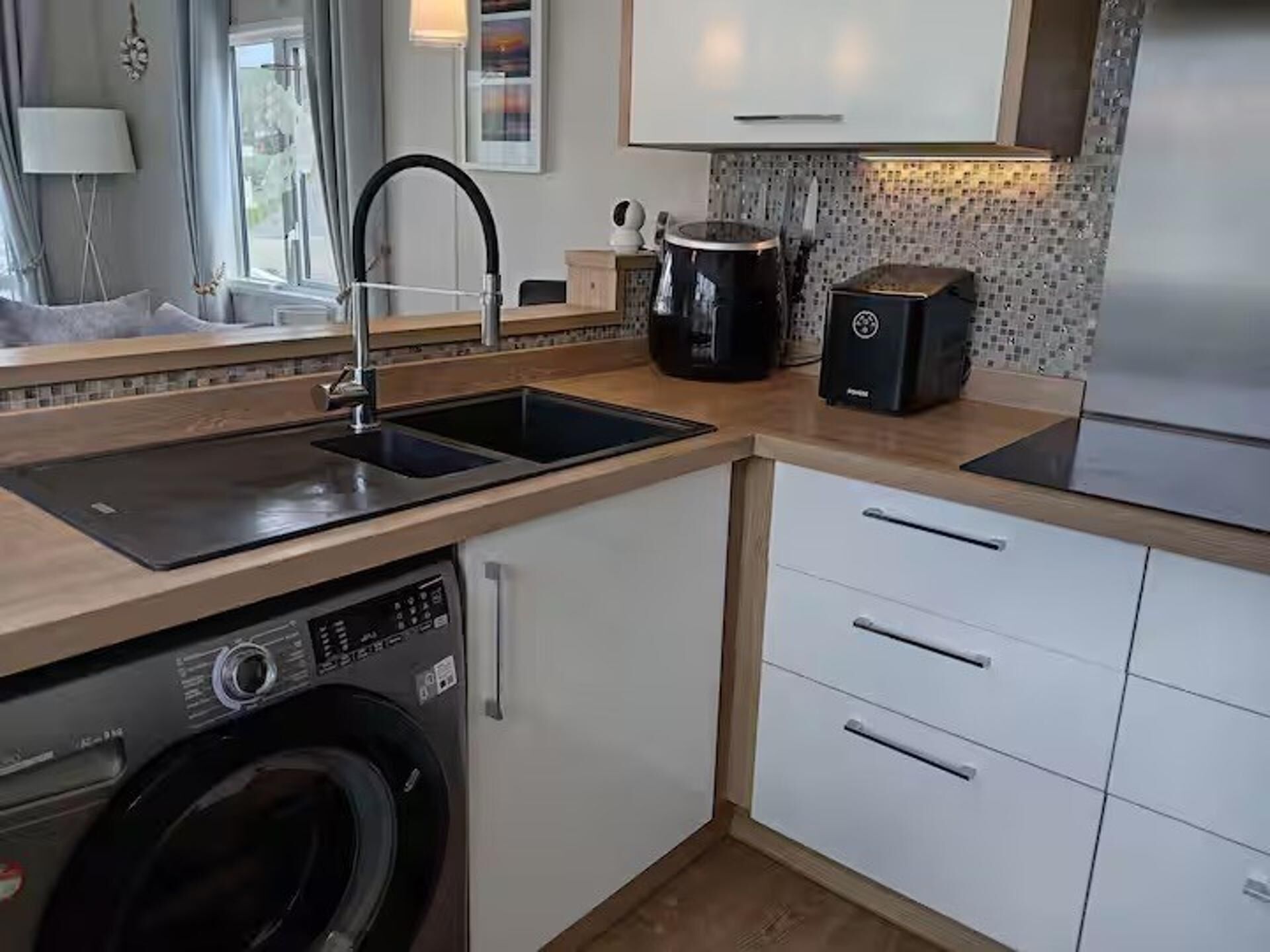 Cabin | Private kitchen | Fridge, microwave, oven, stovetop