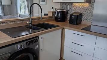 Cabin | Private kitchen | Fridge, microwave, oven, stovetop