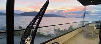 Sunny Hill Residence Apartment with Sea View 2