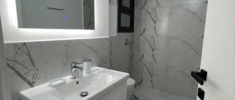 Hiustenkuivaaja, pyyhkeet, vessapaperi