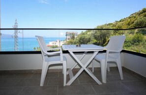 Outdoor dining - Sunny Hill Residence Apartment with Sea View 9 (Vlorë)
