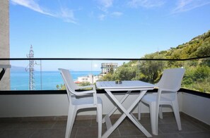 Outdoor dining - Sunny Hill Residence Apartment with Sea View 10 (Vlorë)