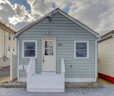 Charming 2-bedroom cottage in delightful Seaside Heights with WiFi, AC