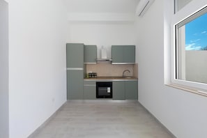 Fridge, stovetop, dishwasher, coffee/tea maker