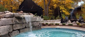 Stylish & Modern House ♥ Walking distance to Barrie Beach!