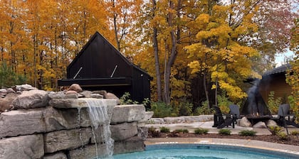 Stylish & Modern House ♥ Walking distance to Barrie Beach!