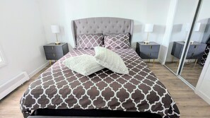 2 bedrooms, WiFi, bed sheets - Stylish & Modern House ♥ Walking distance to Barrie Beach! (Barrie)