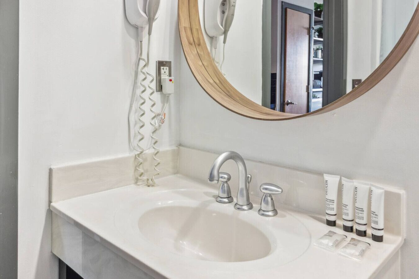 Sèche-cheveux, serviettes fournies