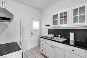 Kylskåp, mikrovågsugn, spishäll och diskmaskin