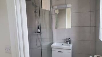 Apartment | Bathroom | Shower, hair dryer, towels