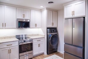 Private kitchen - The Square Unit 1, Cozy 1 BR by VelvetDitchVillas (Oxford)