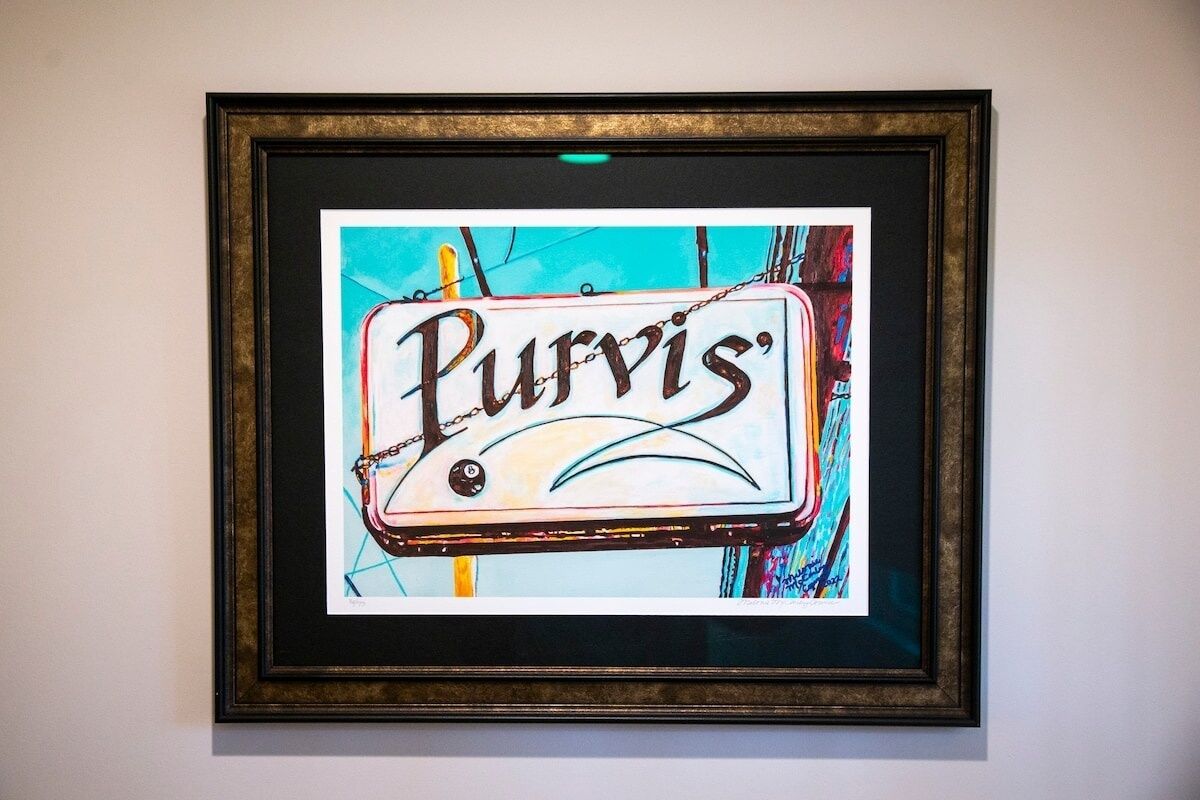 Una obra de arte enmarco con un letrero que dice 'Purris'.