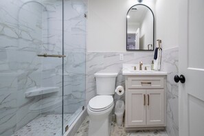 Bathroom - The Square Unit 2, Cozy 1 BR by VelvetDitchVillas (Oxford)