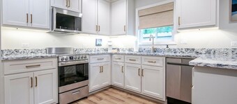 The Square Unit 2, Cozy 1 BR by VelvetDitchVillas