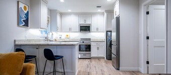 The Square Unit 3, Cozy 1 BR by VelvetDitchVillas