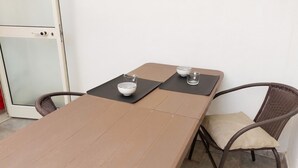 A table with two black placemats, two white bowls, and two clear glasses. - Casa Olmedina - Studio Apartment, Sleeps 2 (Olmedo)