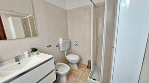 Dusche, Haartrockner, Bidet, Handtücher
