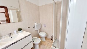 Dusche, Haartrockner, Bidet, Handtücher