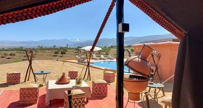 Ferme dâhĂŽtes avec vue panoramique sur le Haut-Atlas â proche Marrakech