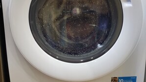 Vue de face d’un lave-linge Candy Rapid, modèle 9,6 kg, 1400 tours/minute, doté d’un écran numérique et d’un panneau de commande.