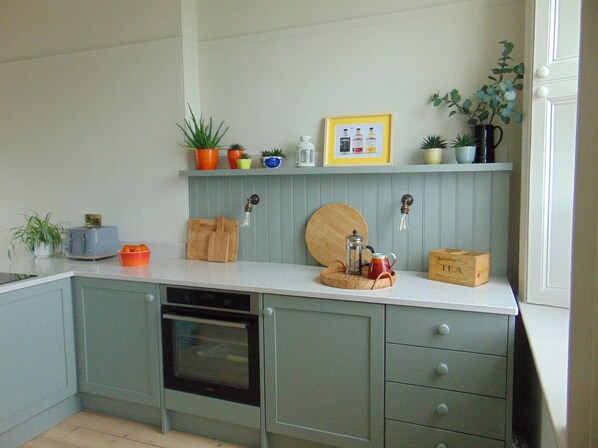 Cookware/dishes/utensils - Captains Cottage (Donaghadee)