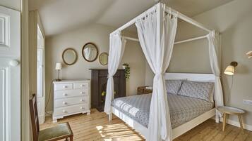 3 bedrooms, individually decorated, individually furnished, free WiFi