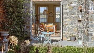 تناول الطعام بالخارج