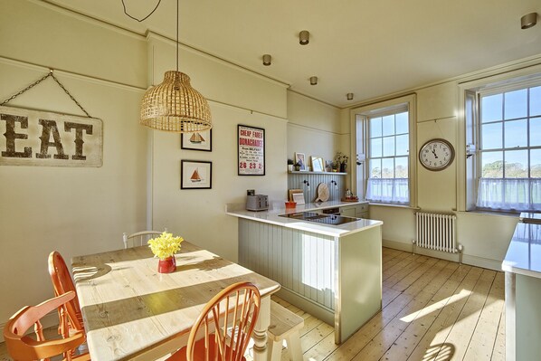 Cookware/dishes/utensils