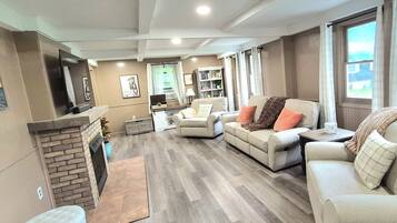 Una Smart TV, una chimenea, un futbolín, libros